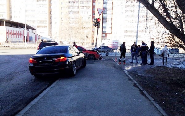 В микрорайоне Заречный произошло массовое ДТП. Два автомобиля вылетели на тротуар - Фото 2
