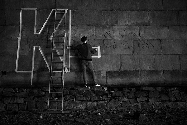 Уличные художники обновили невидимое граффити в честь годовщины гибели подлодки «Курск» - Фото 2
