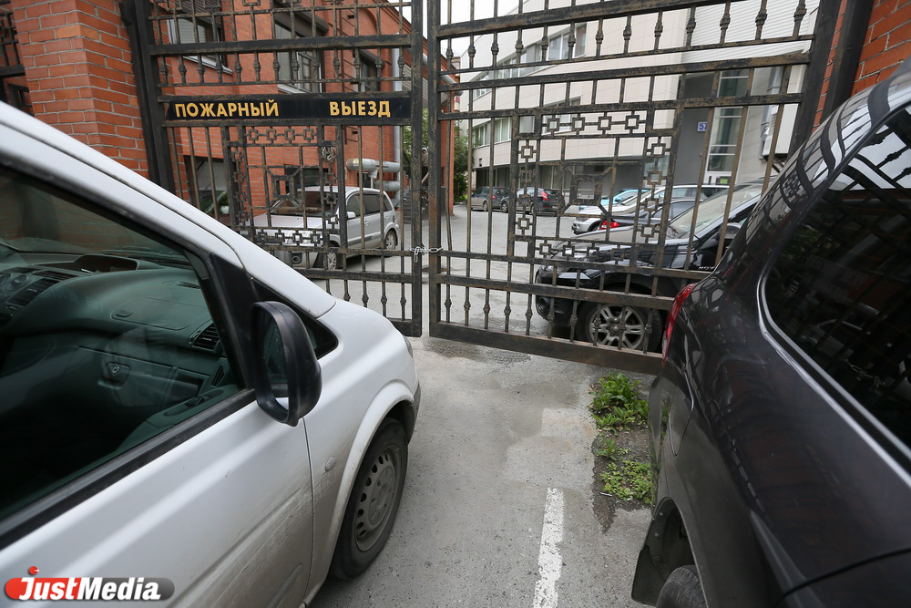 Журналисты JustMedia устроили разборки с захватчиками парковок - Фото 7