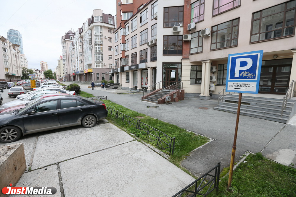 Журналисты JustMedia устроили разборки с захватчиками парковок - Фото 11