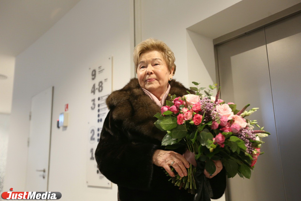 Наина Ельцина возложила цветы к памятнику супруга в честь его 86-летия. ФОТО - Фото 4