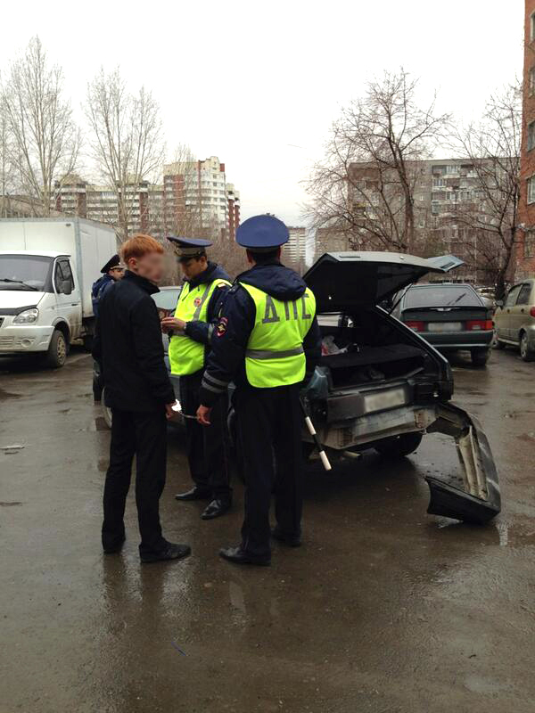 Бегство жителя Екатеринбурга от сотрудников ГИБДД закончилось повреждением трех машин и наручниками - Фото 2