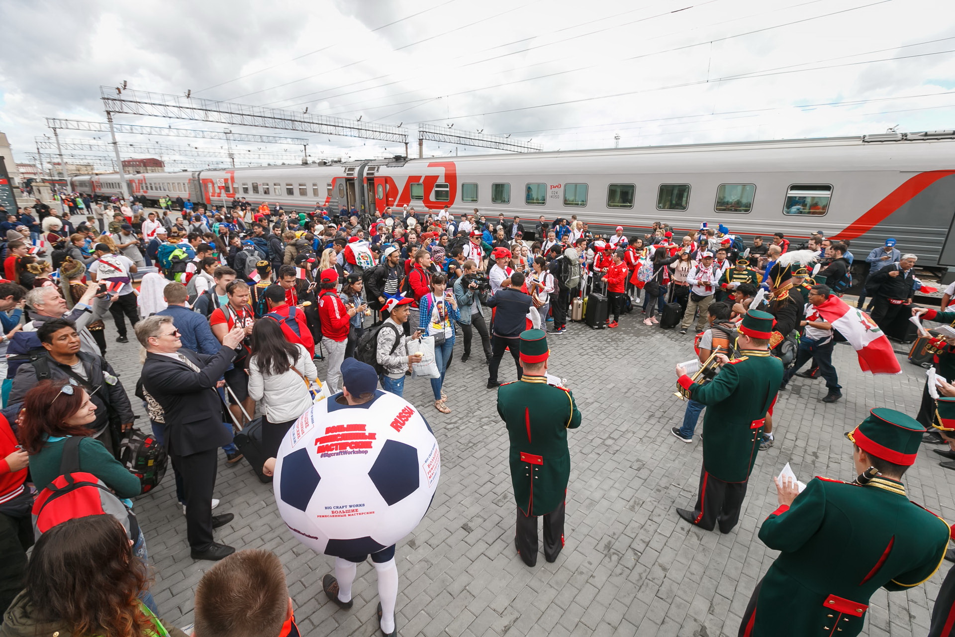 В Екатеринбурге оркестр и уральские красавицы с караваем встречали поезда с болельщиками из Франции и Перу. ФОТО - Фото 4