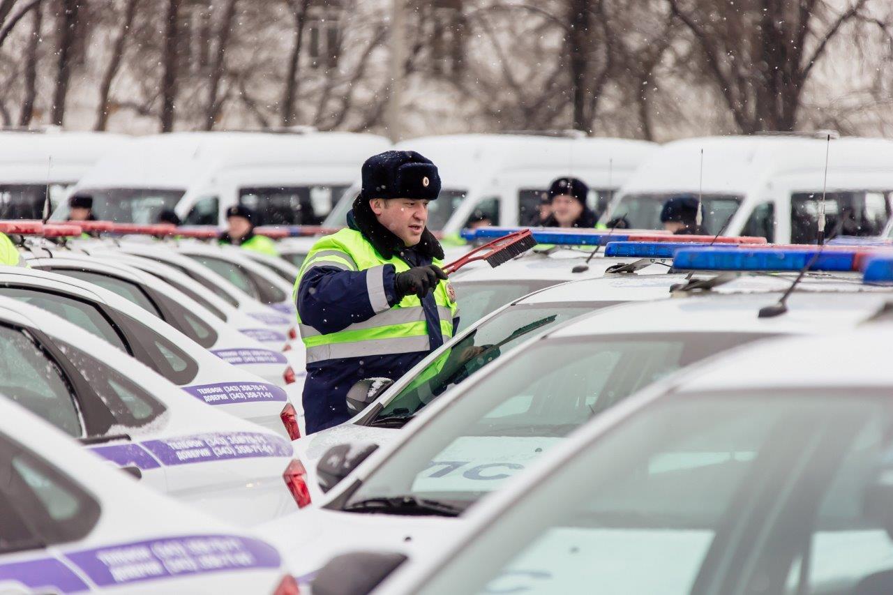 Евгений Куйвашев передал полицейским целую площадь новых спецмашин. ФОТО - Фото 5