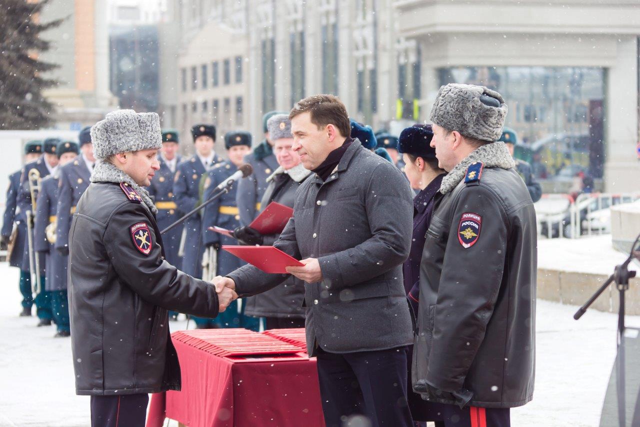 Евгений Куйвашев передал полицейским целую площадь новых спецмашин. ФОТО - Фото 6
