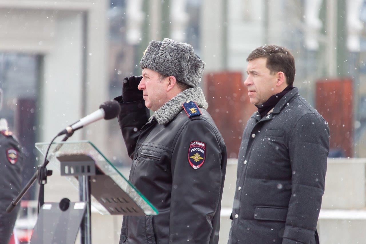 Евгений Куйвашев передал полицейским целую площадь новых спецмашин. ФОТО - Фото 4