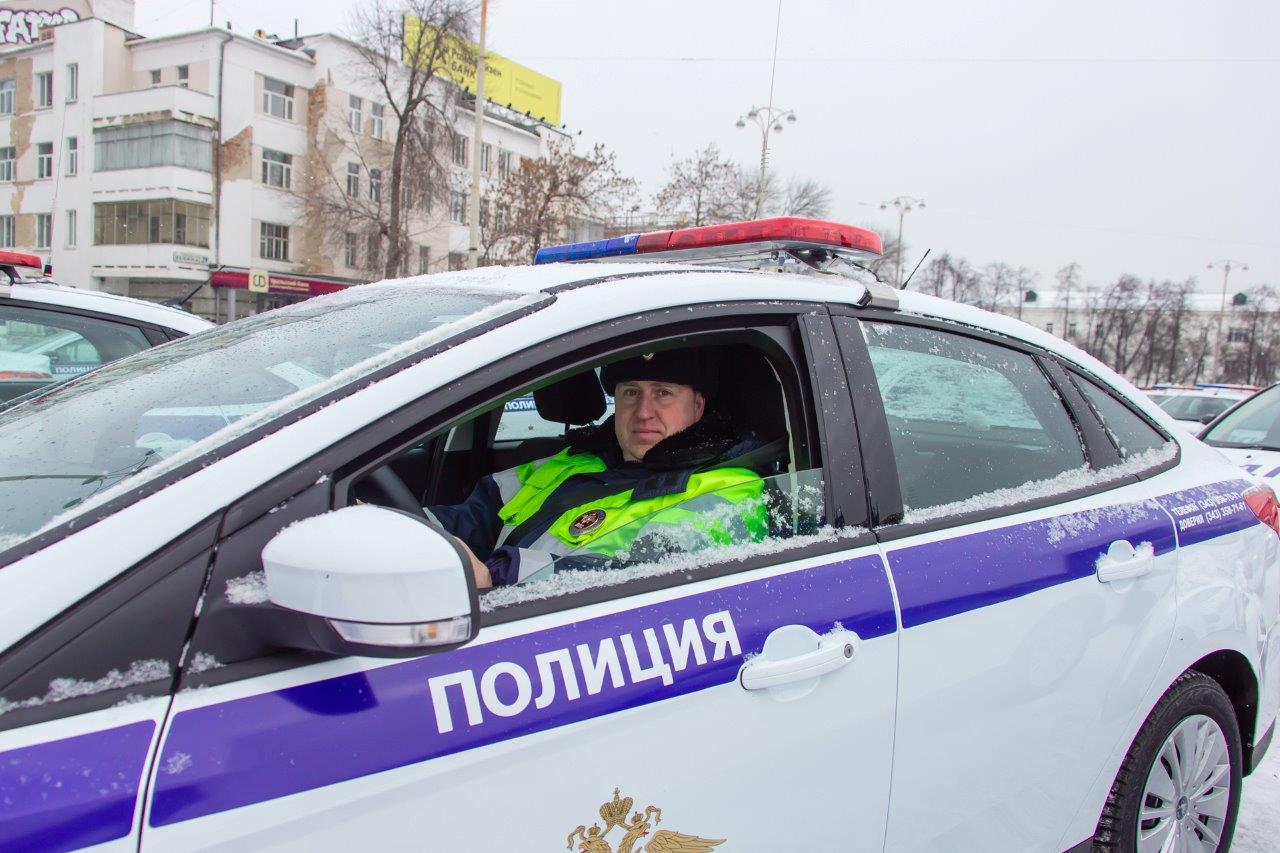 Евгений Куйвашев передал полицейским целую площадь новых спецмашин. ФОТО - Фото 7