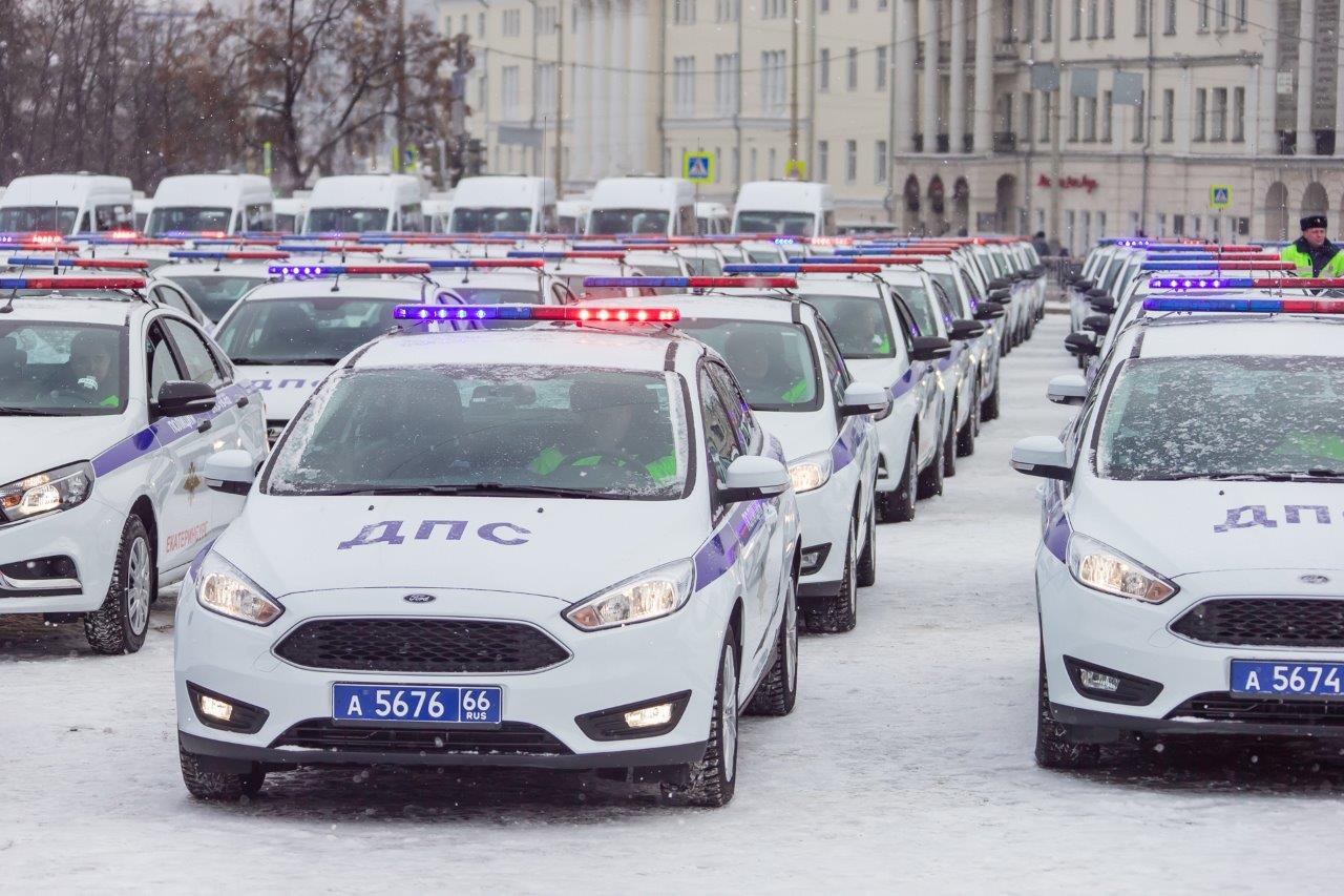 Евгений Куйвашев передал полицейским целую площадь новых спецмашин. ФОТО - Фото 3