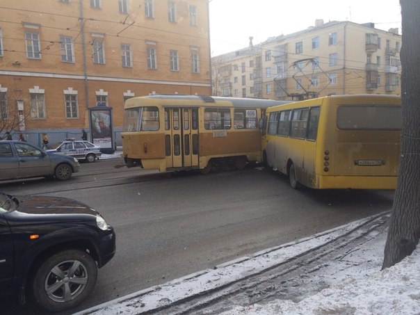 В Екатеринбурге автобус врезался в трамвай, перегородив Луначарского - Фото 2