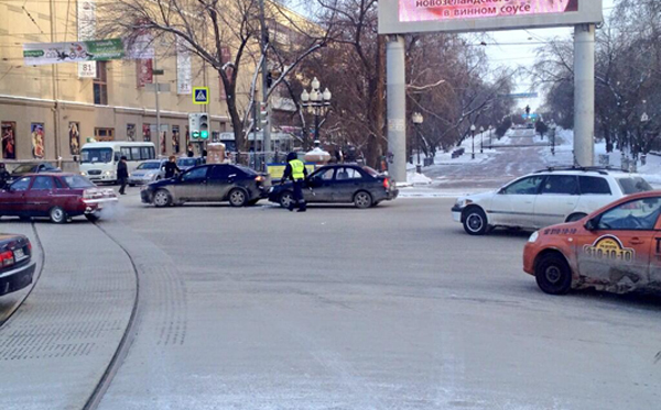 В Екатеринбурге на проспекте Ленина произошло два ДТП - Фото 2