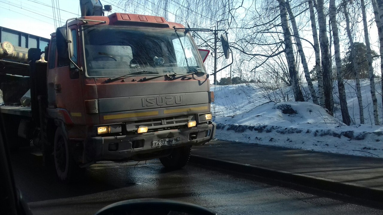  В Екатеринбурге манипулятор врезался в мост и раскидал по дороге железобетонные кольца. ФОТО - Фото 3
