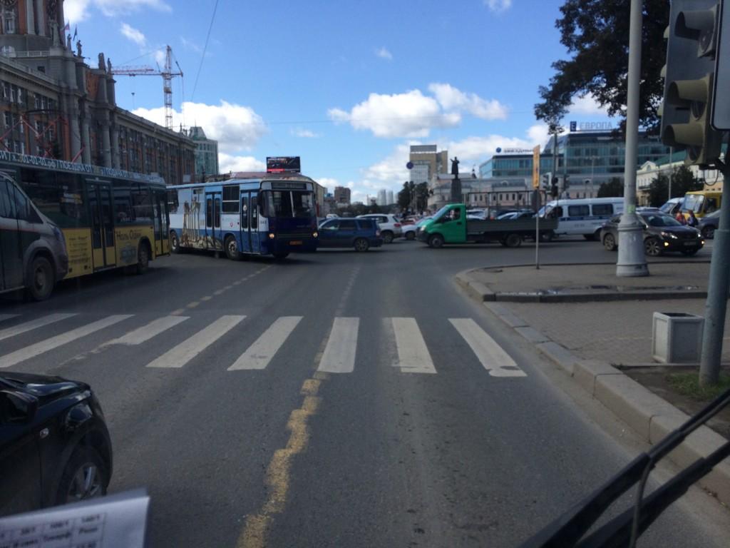 Возле мэрии снова сломался светофор. Перекресток Ленина – 8 марта стоит во все стороны - Фото 3