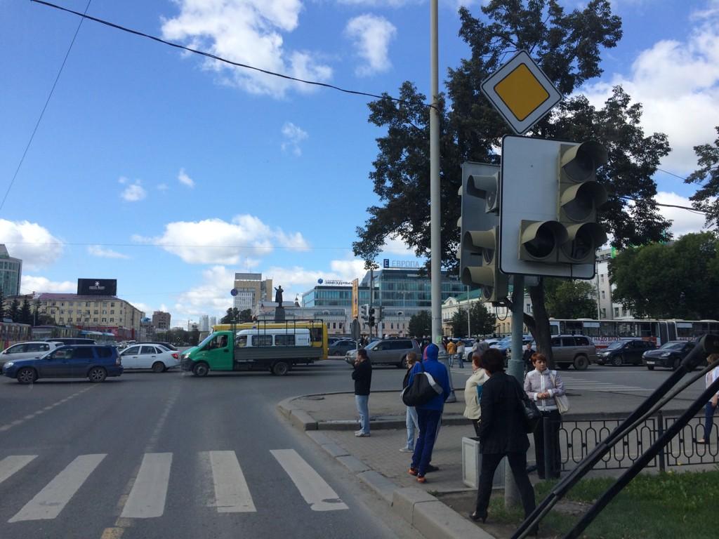 Возле мэрии снова сломался светофор. Перекресток Ленина – 8 марта стоит во все стороны - Фото 2