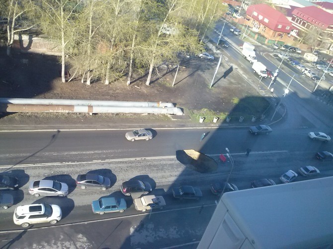 Жесть! На родине Куйвашева на одной из центральных улиц образовалась семиметровая дыра. Только чудом туда никто не провалился. ФОТО - Фото 3