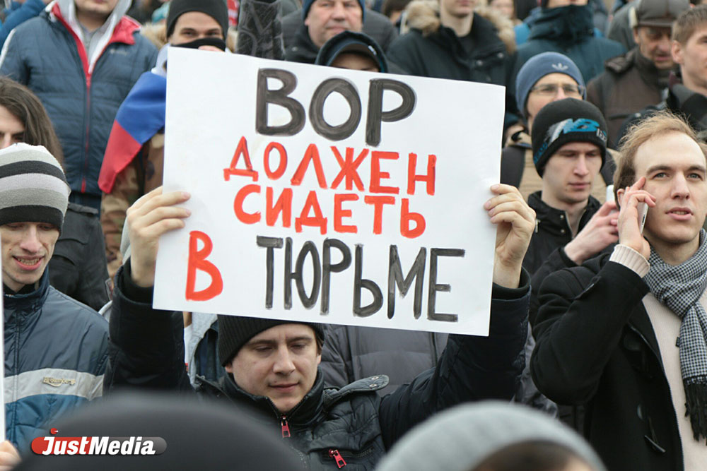 Сторонники Навального вышли на запрещенный митинг в Екатеринбурге. Есть первые задержанные. ФОТО - Фото 9