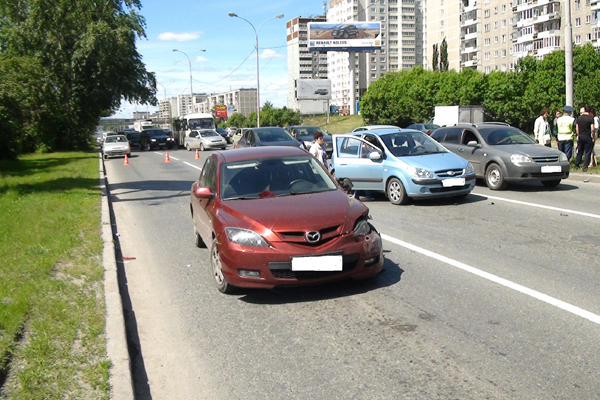 В Екатеринбурге две иномарки не поделили дорогу. Одну отбросило на светофор, другую — на стоящие машины - Фото 3