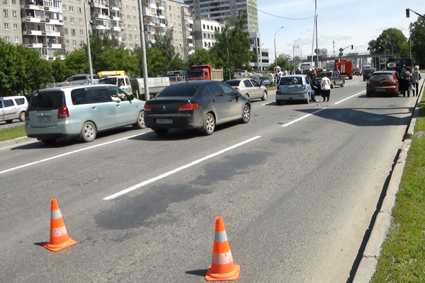 В Екатеринбурге две иномарки не поделили дорогу. Одну отбросило на светофор, другую — на стоящие машины - Фото 4