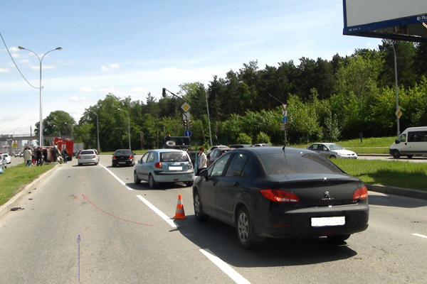 В Екатеринбурге две иномарки не поделили дорогу. Одну отбросило на светофор, другую — на стоящие машины - Фото 6