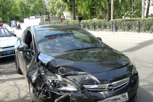 В Екатеринбурге водитель иномарки, объезжая пробку, столкнулся с «Фордом». Пострадали два человека - Фото 3