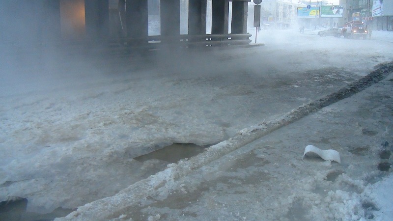 Каша из снега и «туман». Из-за утренней коммунальной аварии закрыто движение транспорта по Малышева - Фото 2
