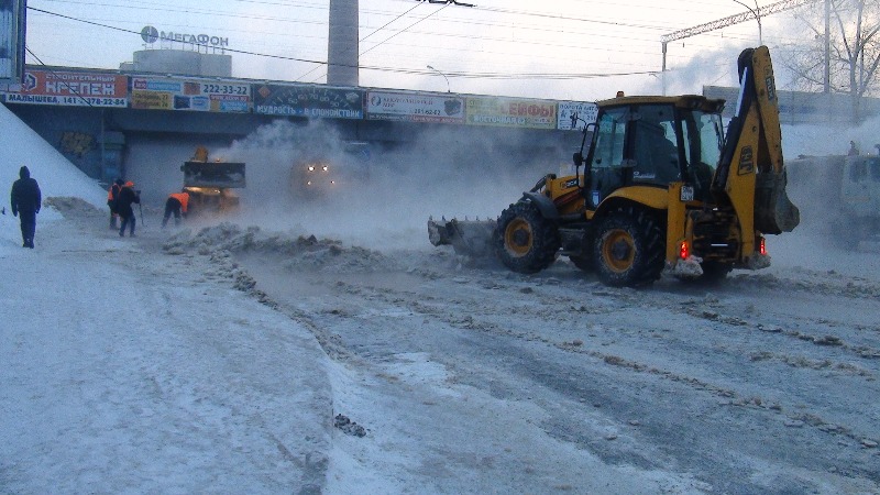 Каша из снега и «туман». Из-за утренней коммунальной аварии закрыто движение транспорта по Малышева - Фото 5