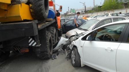 В Екатеринбурге автокран протаранил восемь автомобилей - Фото 2