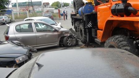В Екатеринбурге автокран протаранил восемь автомобилей - Фото 3