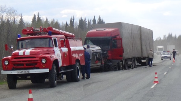 На Пермском тракте в страшной аварии с участием грузовика погиб водитель Mercedes - Фото 2