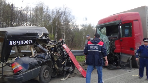 На Пермском тракте в страшной аварии с участием грузовика погиб водитель Mercedes - Фото 3
