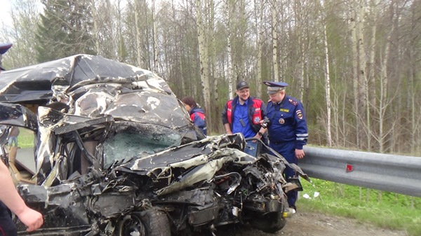 На Пермском тракте в страшной аварии с участием грузовика погиб водитель Mercedes - Фото 4