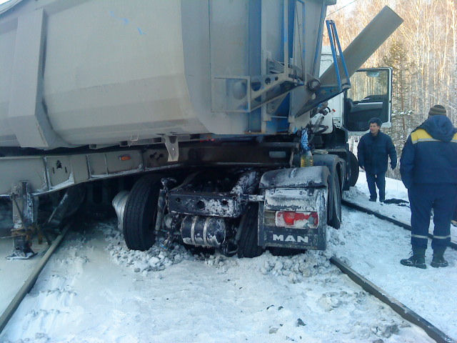 В Покровском на переезде фура столкнулась с локомотивом. Два человека погибли - Фото 11