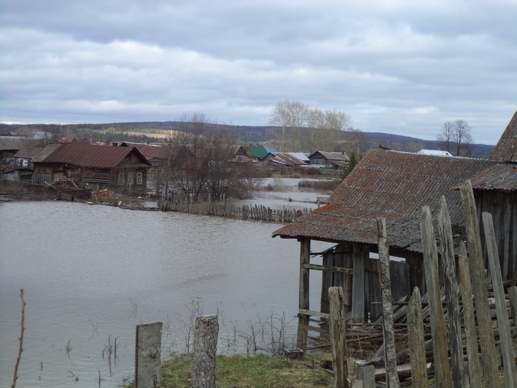 В Староуткинске затопило девять огородов. Сотрудники МЧС начали эвакуацию жителей поселка - Фото 3