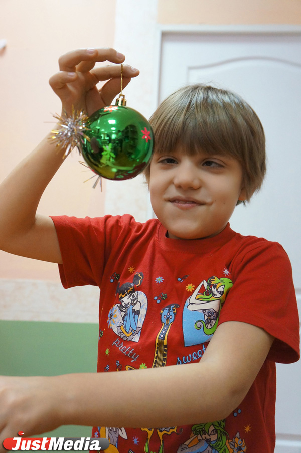 Надежда на чудо от Деда Мороза. В детских домах оформляют елочные шары и загадывают желания - Фото 3