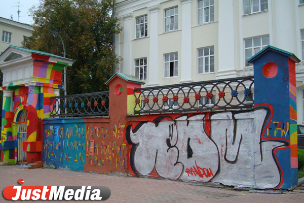 Вандалы-граффитчики испортили две исторические постройки в центре города - Фото 3