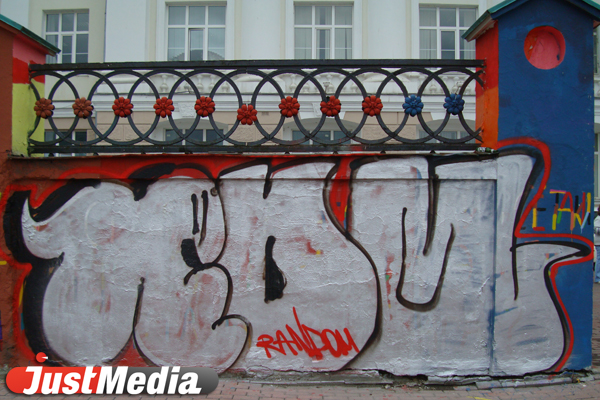 Вандалы-граффитчики испортили две исторические постройки в центре города - Фото 4