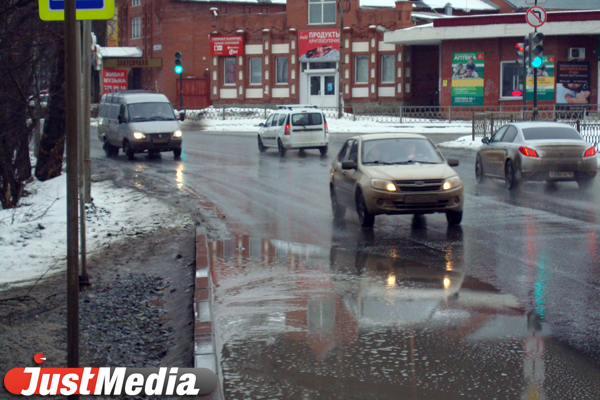 Весна не в радость. В Екатеринбурге талая вода залила остановку общественного транспорта - Фото 3