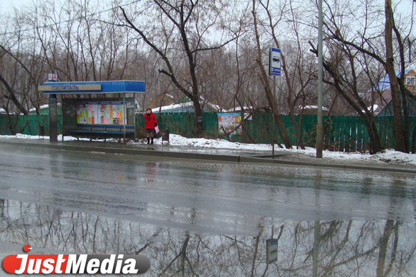 Весна не в радость. В Екатеринбурге талая вода залила остановку общественного транспорта - Фото 7