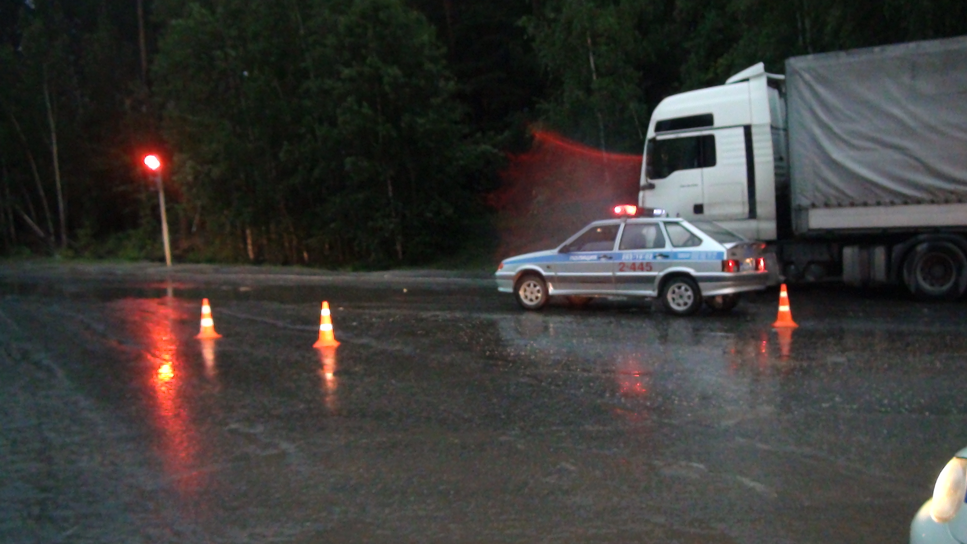 В Екатеринбурге водитель грузовика протаранил легковушку с семьей из трех человек - Фото 2