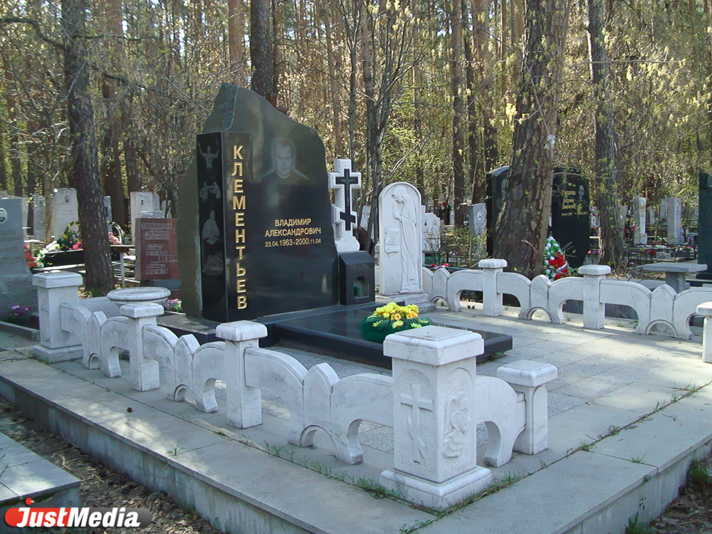 Родительский день под грудой мусора: корреспонденты JustMedia выяснили, что происходит на кладбищах Екатеринбурга. СПЕЦПРОЕКТ - Фото 15