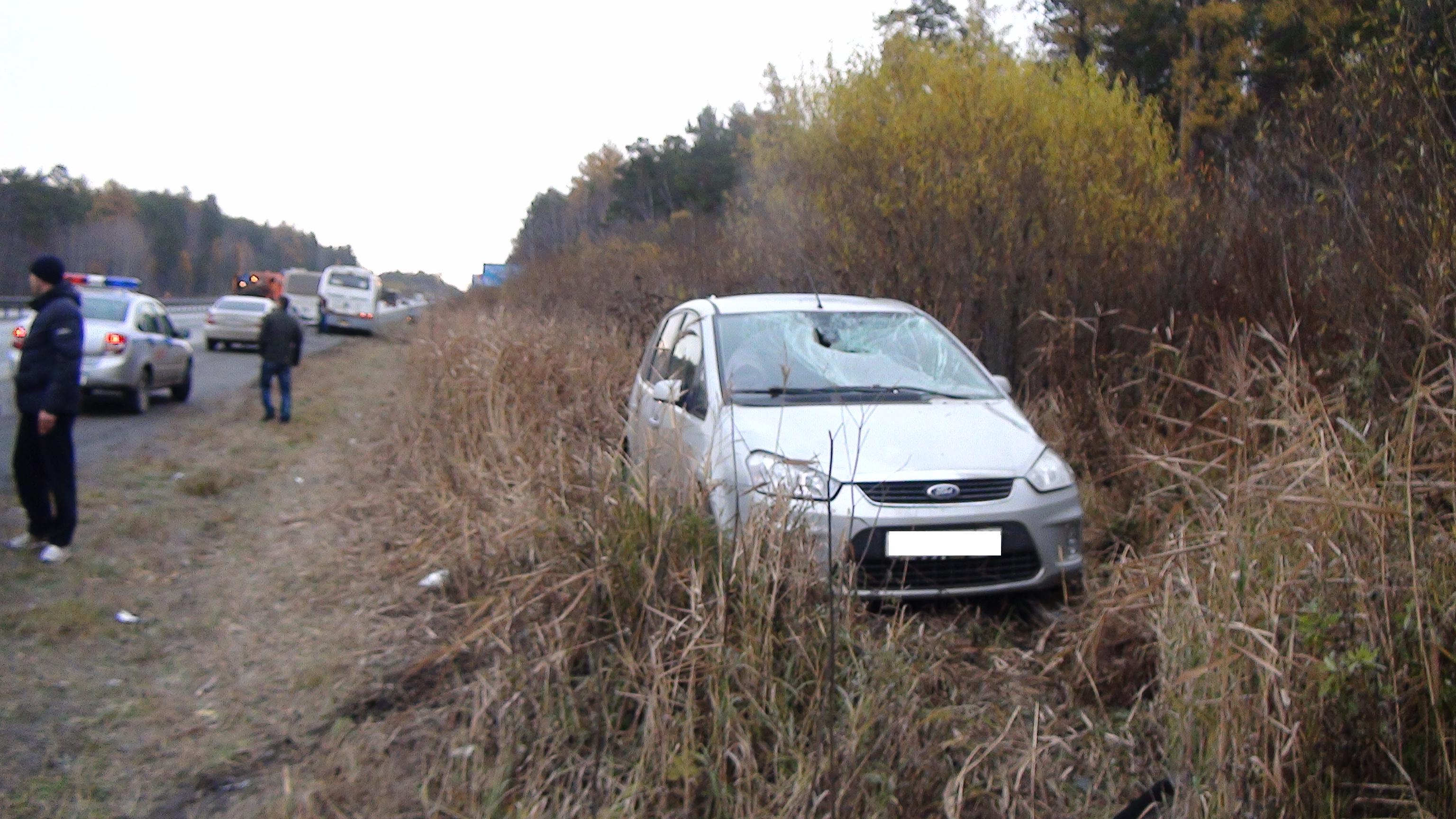 На трассе Пермь-Екатеринбург водитель «Форда», «поскользнувшись», сбил двух пешеходов на обочине - Фото 2
