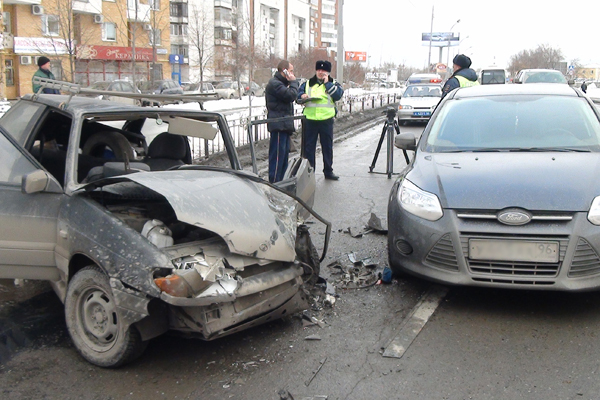 В Екатеринбурге в столкновении двух автомобилей пострадала женщина-водитель - Фото 4
