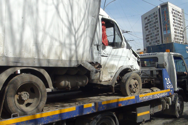 В Екатеринбурге столкнулись грузовая «Газель» и рейсовый автобус. Пострадали три человека - Фото 3