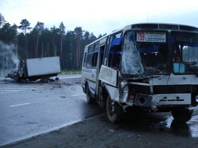 На трассе Асбест—Белоярский столкнулись пассажирский автобус и «Газель». Пострадал один человек - Фото 5