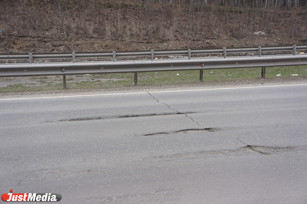 Климатические условия на Урале не способствуют хорошим дорогам. Но областные чиновники  обвиняют в этом мэрию - Фото 2