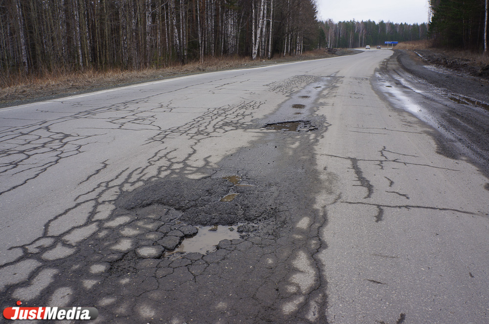 Климатические условия на Урале не способствуют хорошим дорогам. Но областные чиновники  обвиняют в этом мэрию - Фото 7