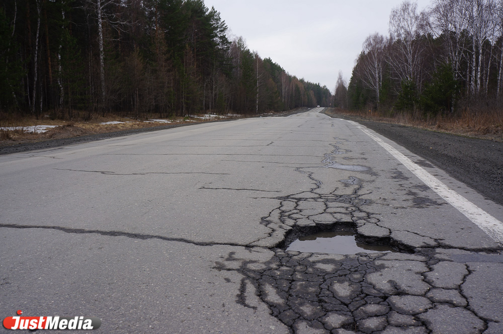 Климатические условия на Урале не способствуют хорошим дорогам. Но областные чиновники  обвиняют в этом мэрию - Фото 9