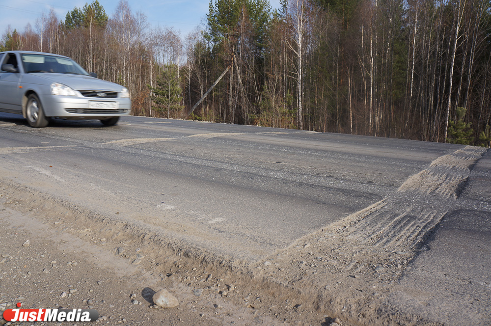 Климатические условия на Урале не способствуют хорошим дорогам. Но областные чиновники  обвиняют в этом мэрию - Фото 13