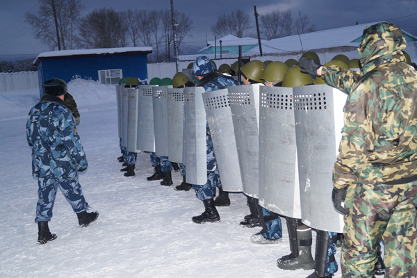 В Краснотурьинске сотрудники колоний учились пресекать массовые беспорядки и вести переговоры - Фото 3