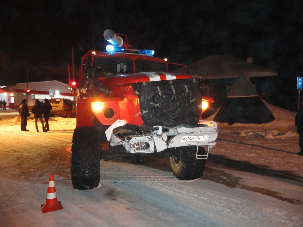 В селе Байкалово пожарная машина, торопившаяся на вызов, смяла легковушку. Тяжело пострадал ребенок. ФОТО - Фото 2
