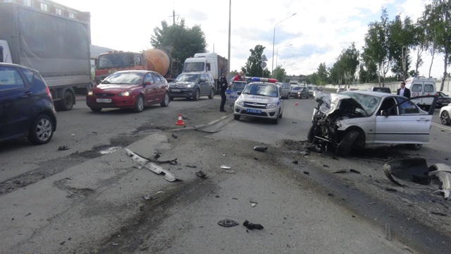  Под Первоуральском пьяный водитель BMW устроил страшную аварию из пяти машин. ФОТО - Фото 3
